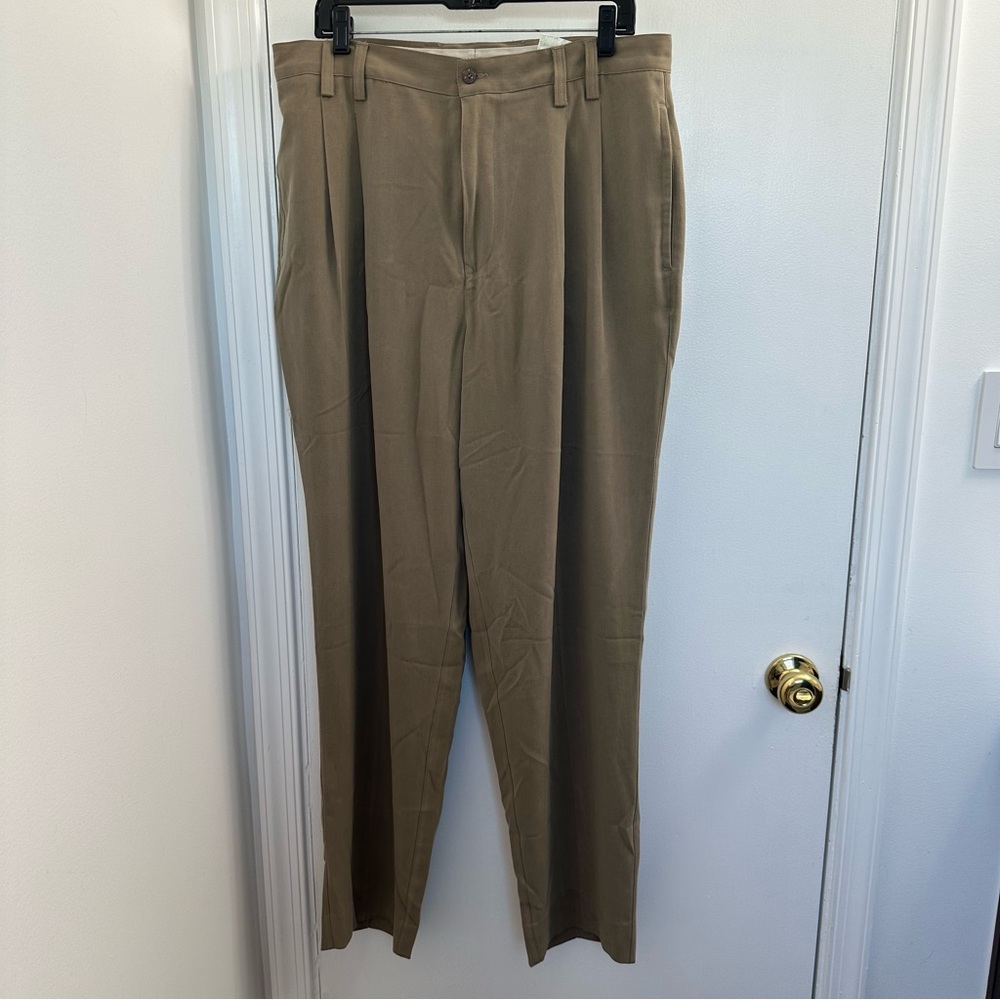 Tommy Bahama 100% Silk Relaxed Fit Pleated Tan Pants Men’s 36